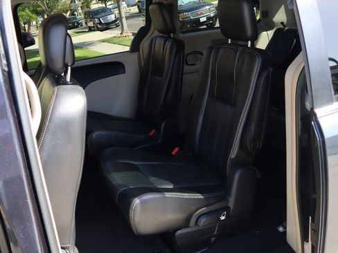 Used 2014 Chrysler Town & Country Touring image 17