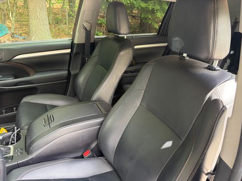 Used 2019 Toyota Highlander XLE AWD/4WD image 14
