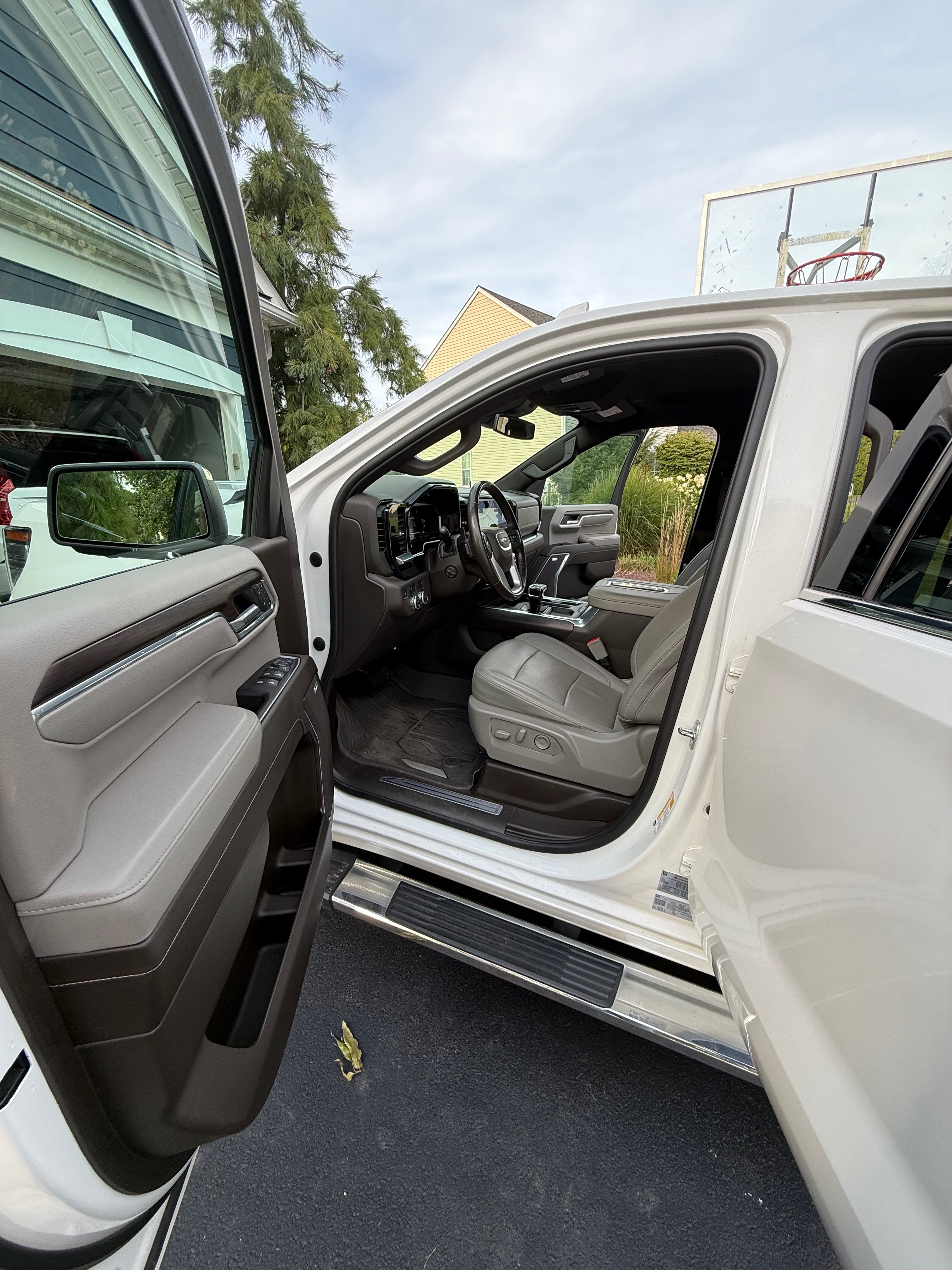 Used 2022 GMC Sierra 1500 SLT w/ SLT Premium Plus Package AWD/4WD image 11