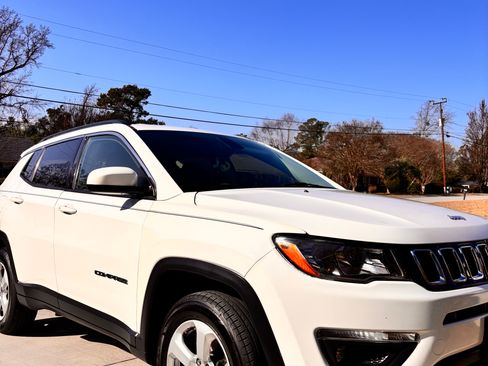 Used 2017 Jeep Compass Latitude image 4