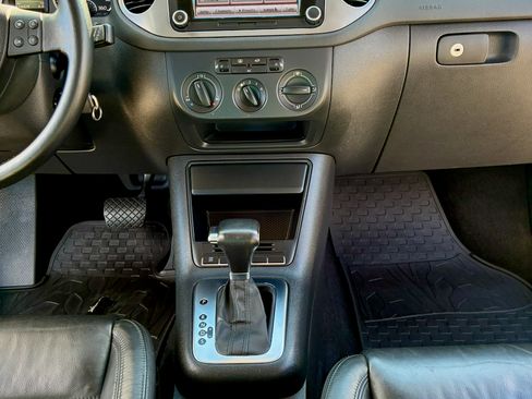 Used 2010 Volkswagen Tiguan SE image 23