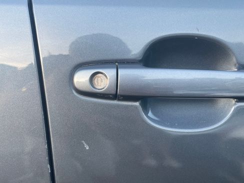 Used 2005 Toyota Highlander 2WD w/ 3rd Row image 16