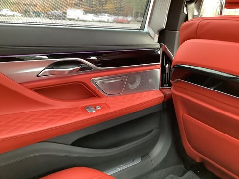 Used 2020 BMW 750i xDrive w/ Autobahn Package image 27