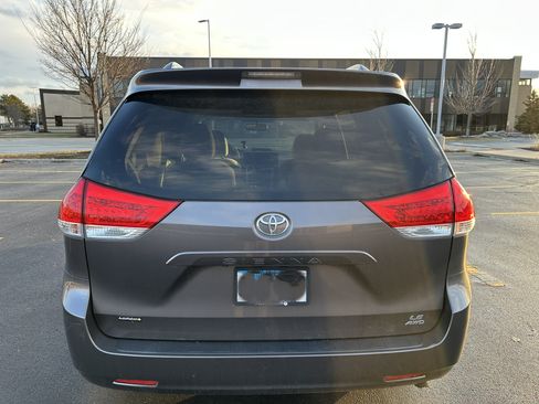 Used 2013 Toyota Sienna LE image 4