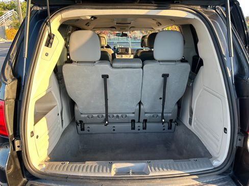 Used 2012 Volkswagen Routan SE image 12