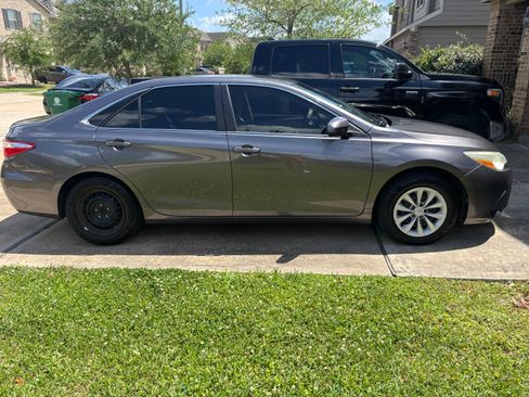 Used 2015 Toyota Camry LE image 29