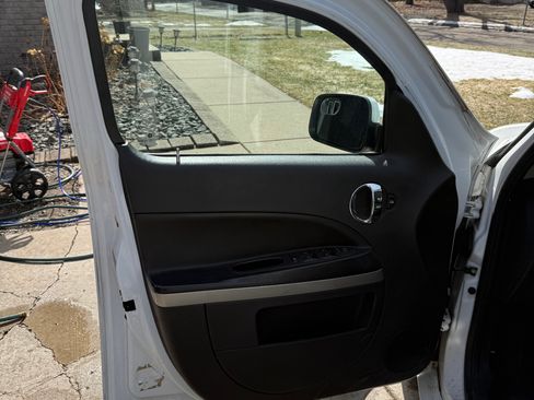 Used 2011 Chevrolet HHR LT image 12