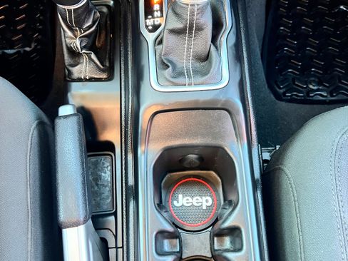 Used 2018 Jeep Wrangler Unlimited Sahara image 10