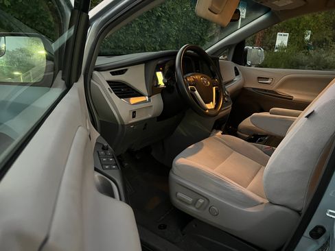 Used 2015 Toyota Sienna LE FWD image 5
