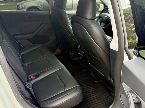 Used 2023 Tesla Model Y Long Range image 18