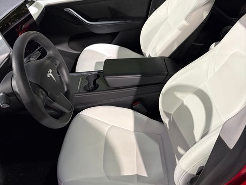 Used 2023 Tesla Model Y Performance AWD/4WD image 13