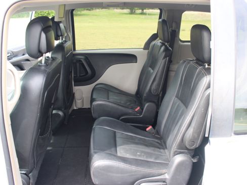Used 2016 Chrysler Town & Country Touring FWD image 14