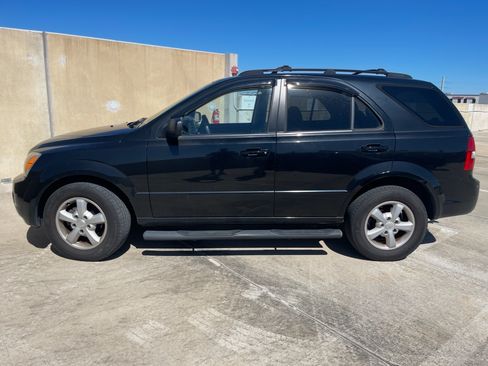 Used 2007 Kia Sorento LX w/ Sport Pkg image 2