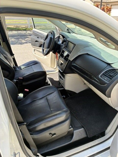 Used 2012 Chrysler Town & Country Touring-L w/ Trailer Tow Group FWD image 11