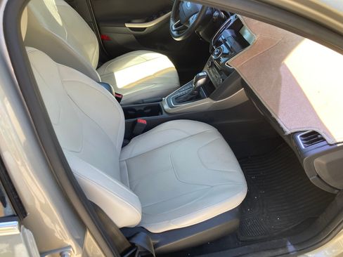 Used 2015 Ford Focus Titanium w/ Titanium Technology Package FWD image 6