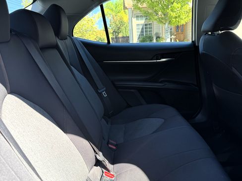 Used 2018 Toyota Camry LE FWD image 13