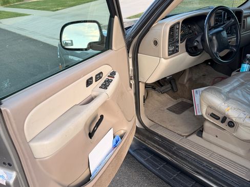 Used 2001 Chevrolet Tahoe LT w/ LT Preferred Equipment Group AWD/4WD image 2
