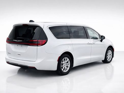Used 2023 Chrysler Pacifica Touring-L image 5