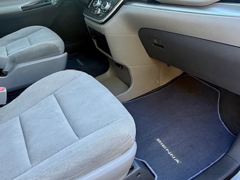 Used 2020 Toyota Sienna L image 10