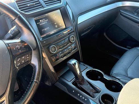 Used 2016 Ford Explorer XLT w/ Equipment Group 202A image 9