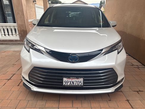 Used 2024 Toyota Sienna Limited image 4