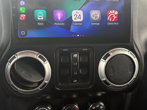 Used 2015 Jeep Wrangler Unlimited Sahara w/ Connectivity Group AWD/4WD image 8