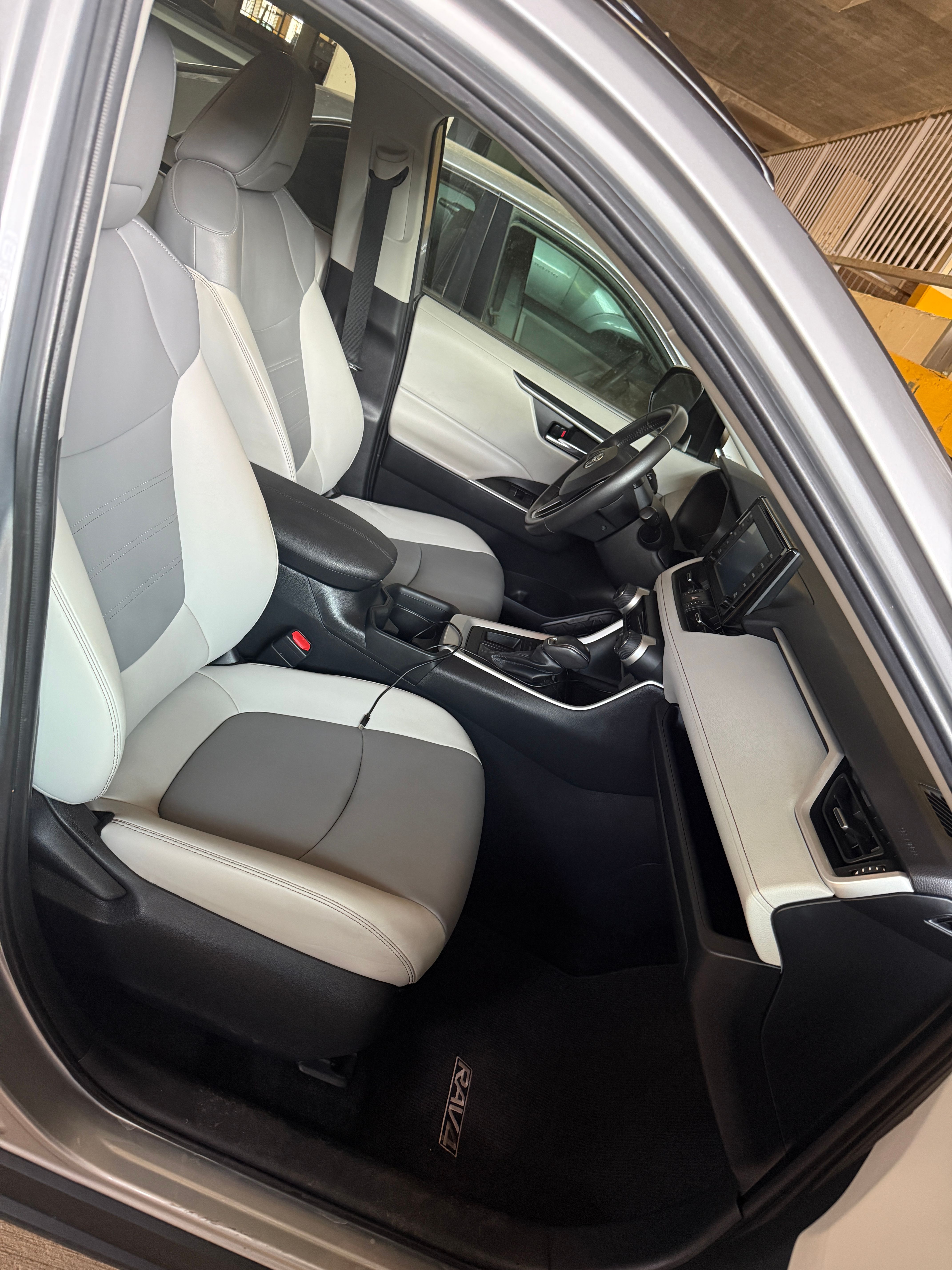 Used 2019 Toyota RAV4 XLE Premium FWD image 5
