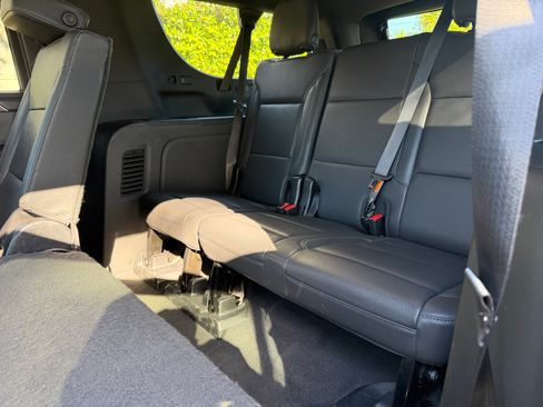 Used 2022 Chevrolet Suburban Z71 image 11