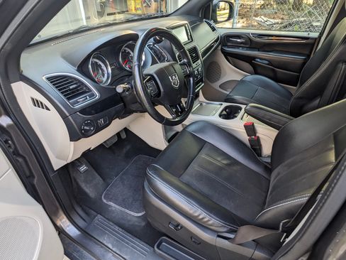 Used 2019 Dodge Grand Caravan SXT image 11