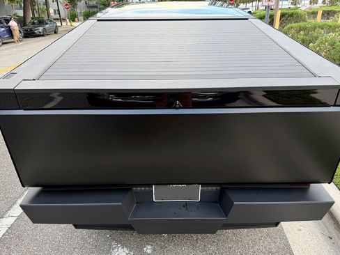 Used 2024 Tesla Cybertruck AWD Crew Cab image 9