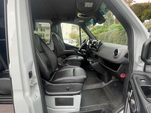 Used 2024 Mercedes-Benz Sprinter 2500 image 12