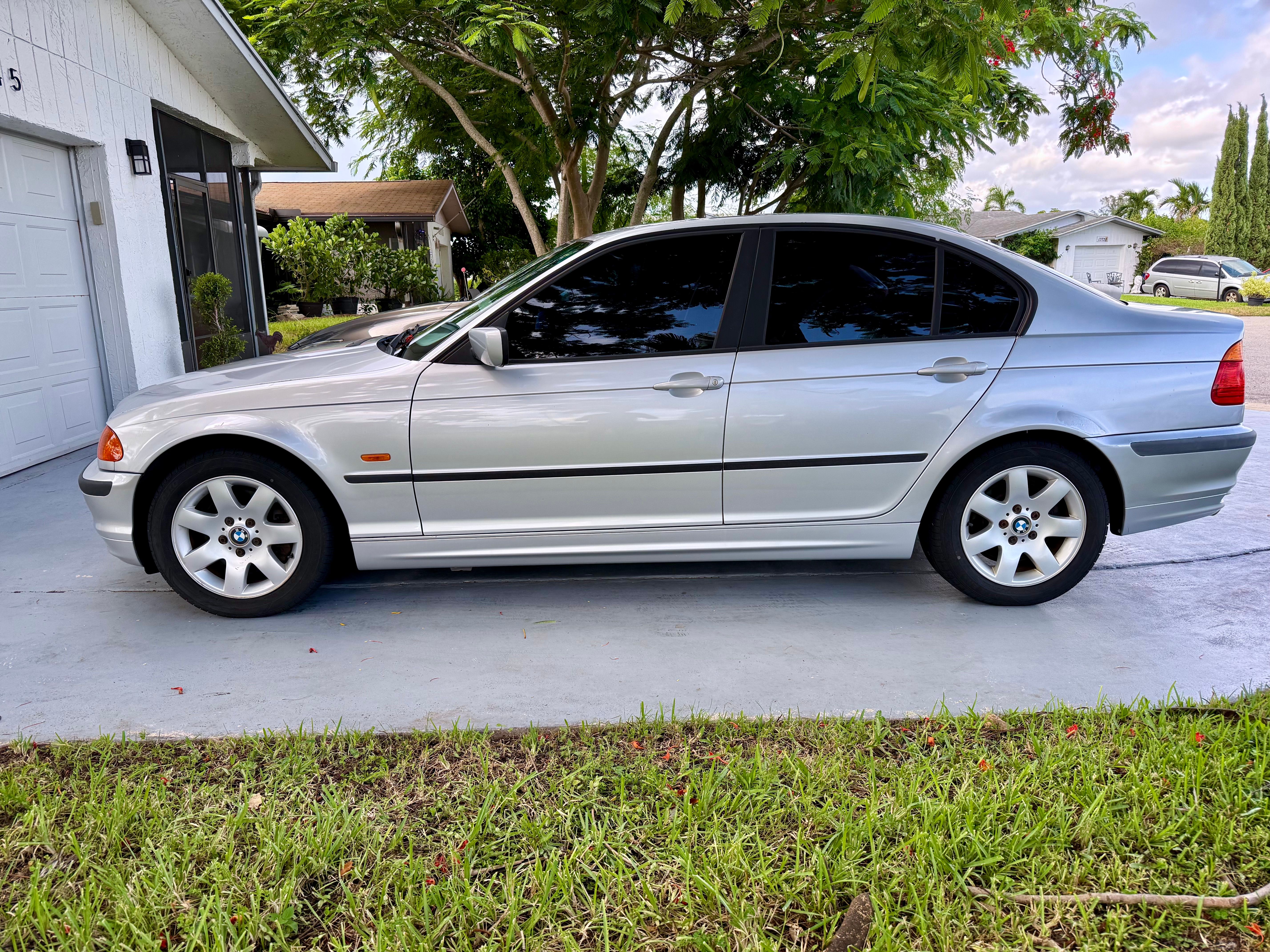 Used 2001 BMW 325i Sedan RWD image 4