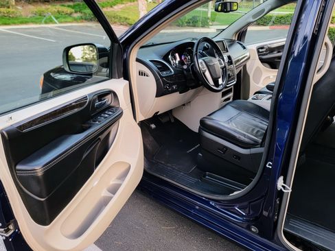 Used 2015 Chrysler Town & Country Touring image 10