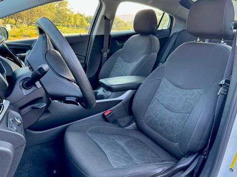 Used 2018 Chevrolet Volt LT image 11