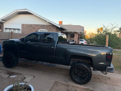 Used 2019 Chevrolet Silverado 1500 LT image 2