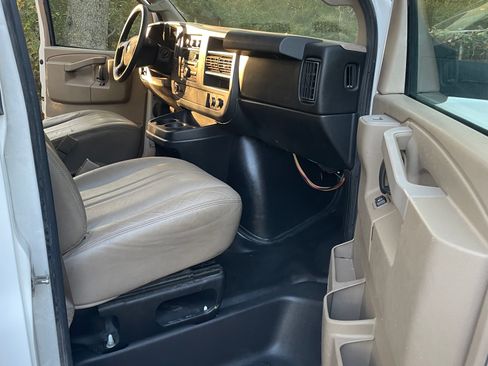 Used 2016 Chevrolet Express 4500 Cutaway Van 2D image 8