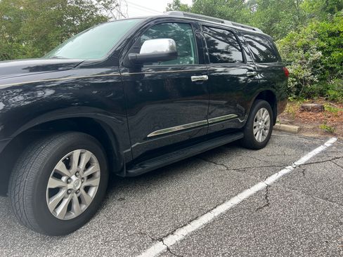 Used 2019 Toyota Sequoia Platinum AWD/4WD image 4