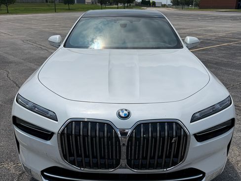 Used 2023 BMW i7 xDrive60 w/ Executive Package 2 AWD/4WD image 2