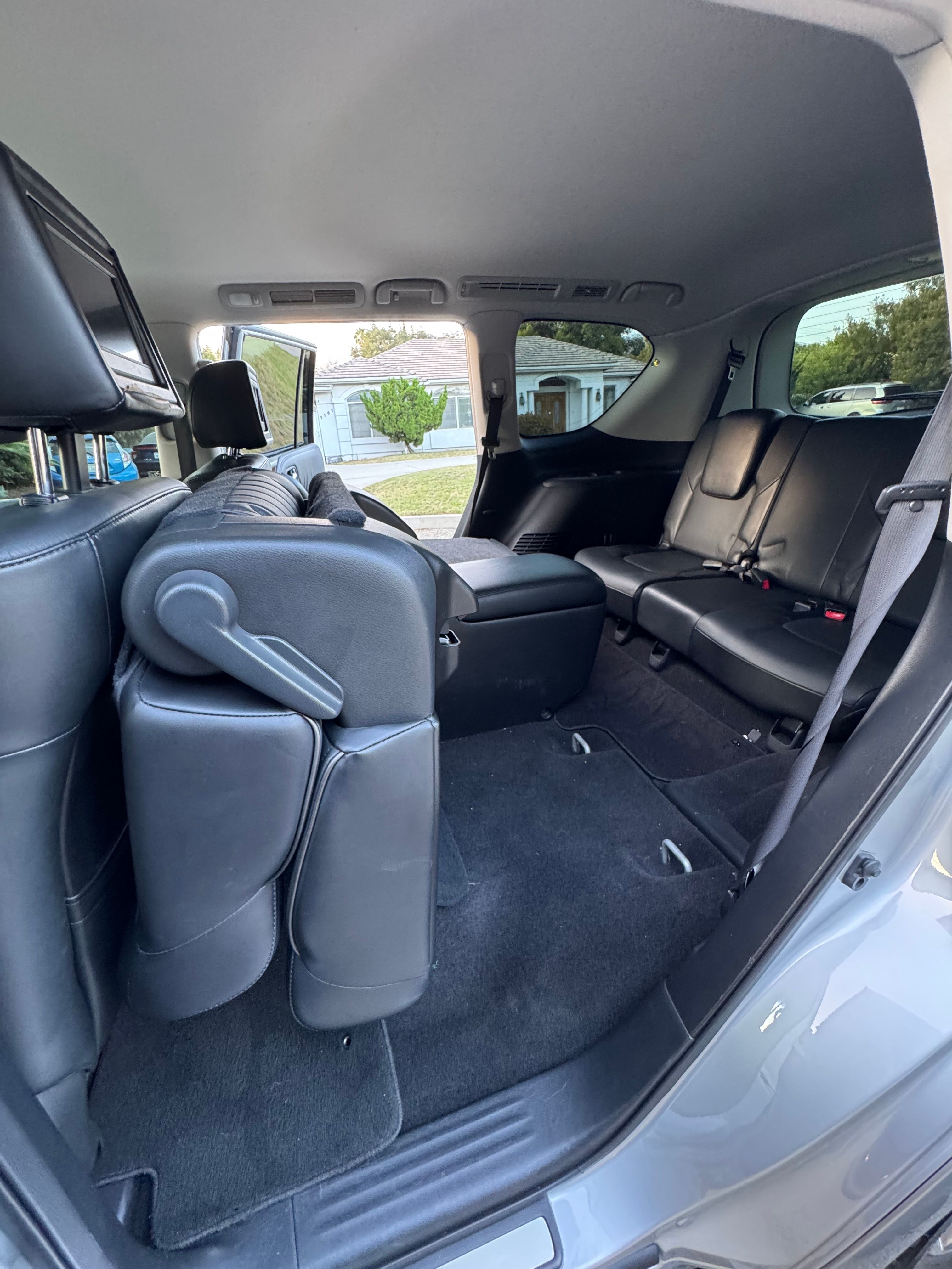 Used 2011 INFINITI QX56 2WD w/ Deluxe Touring Pkg image 12