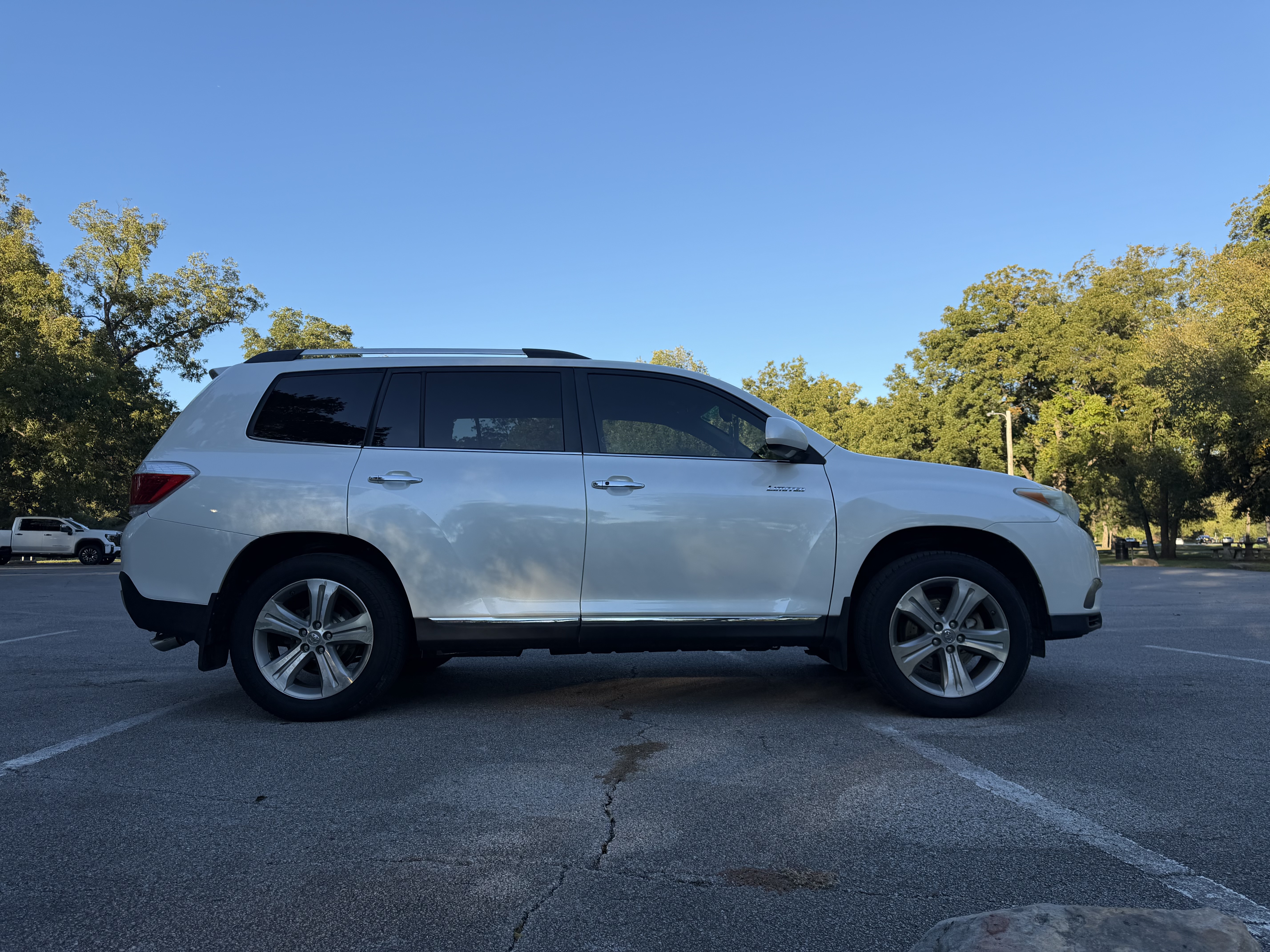 Used 2012 Toyota Highlander Limited w/ Tow Pkg FWD image 2