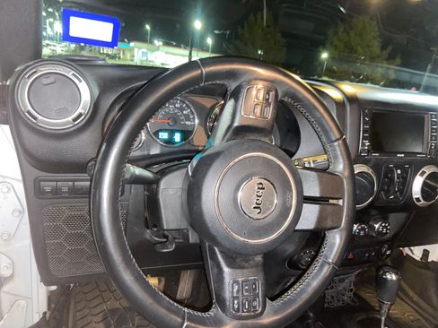 Used 2017 Jeep Wrangler Unlimited Rubicon w/ Connectivity Group image 20