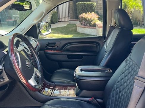 Used 2013 Cadillac Escalade ESV Luxury image 9