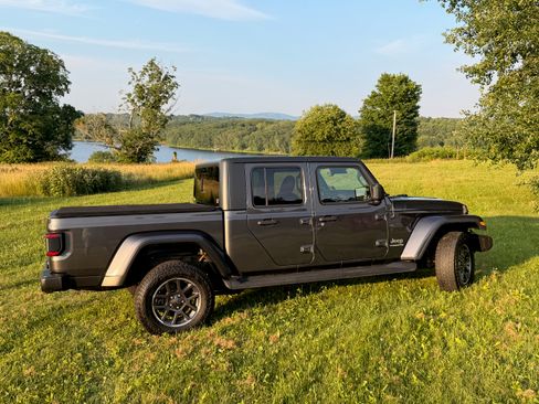 Used 2020 Jeep Gladiator Overland AWD/4WD image 6