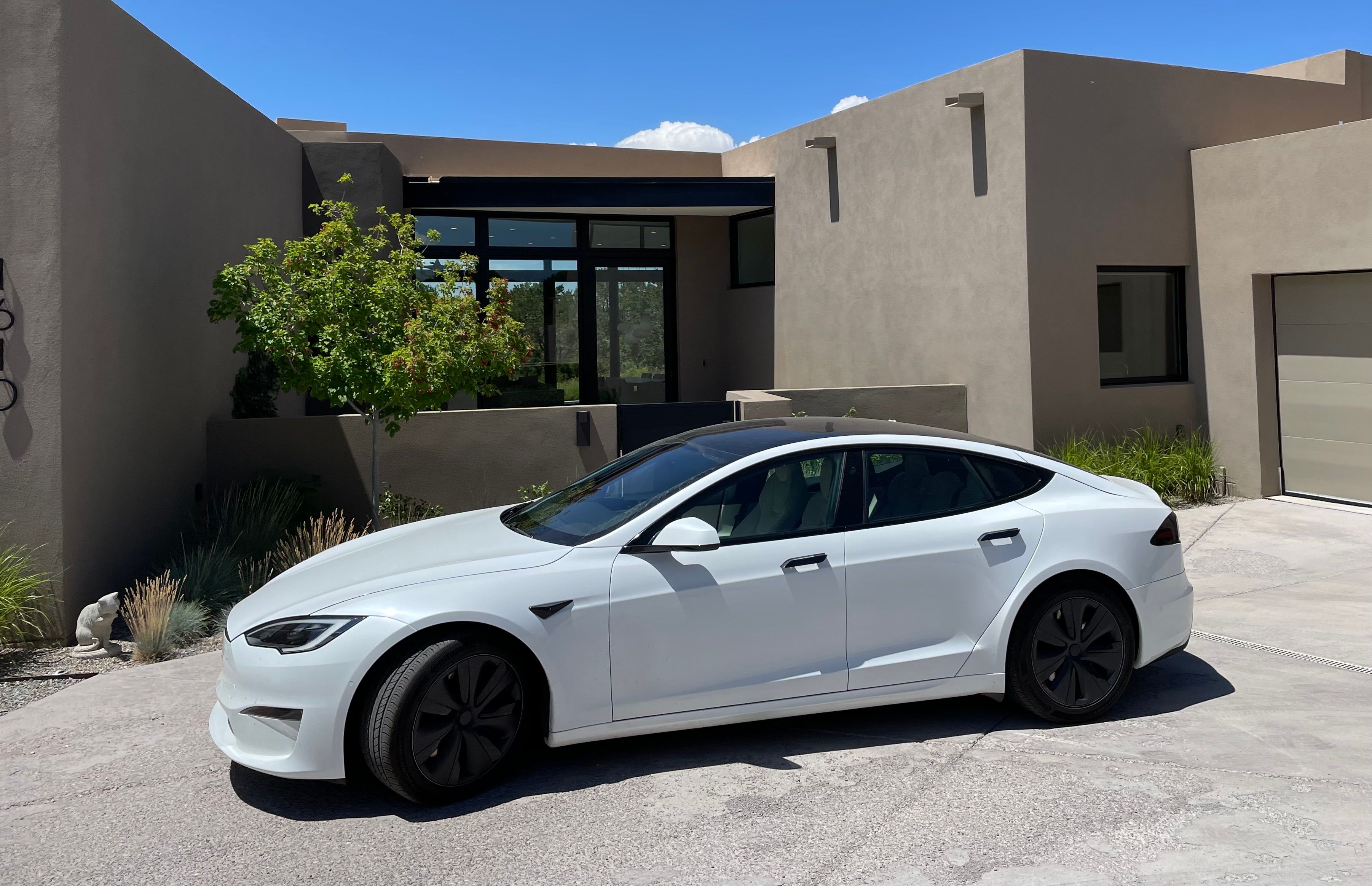 Used 2022 Tesla Model S Standard Range AWD/4WD image 1
