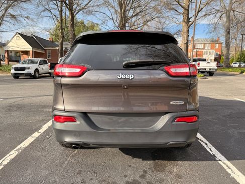 Used 2018 Jeep Cherokee Latitude Plus w/ Comfort/Convenience Group image 9
