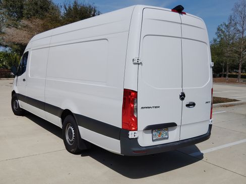Used 2024 Mercedes-Benz Sprinter 2500 image 2