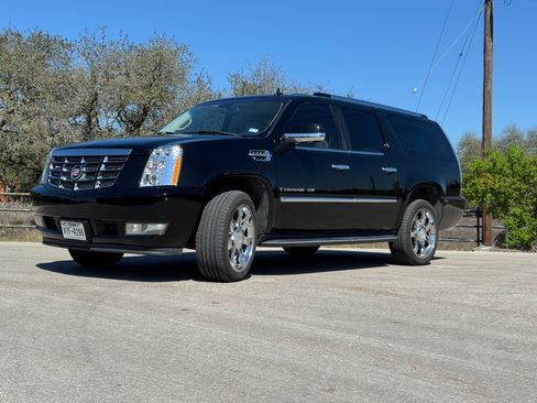 Used 2007 Cadillac Escalade ESV AWD w/ Information Package image 1