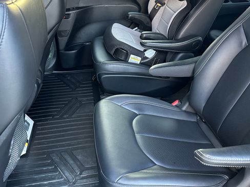 Used 2025 Chrysler Pacifica Select image 21