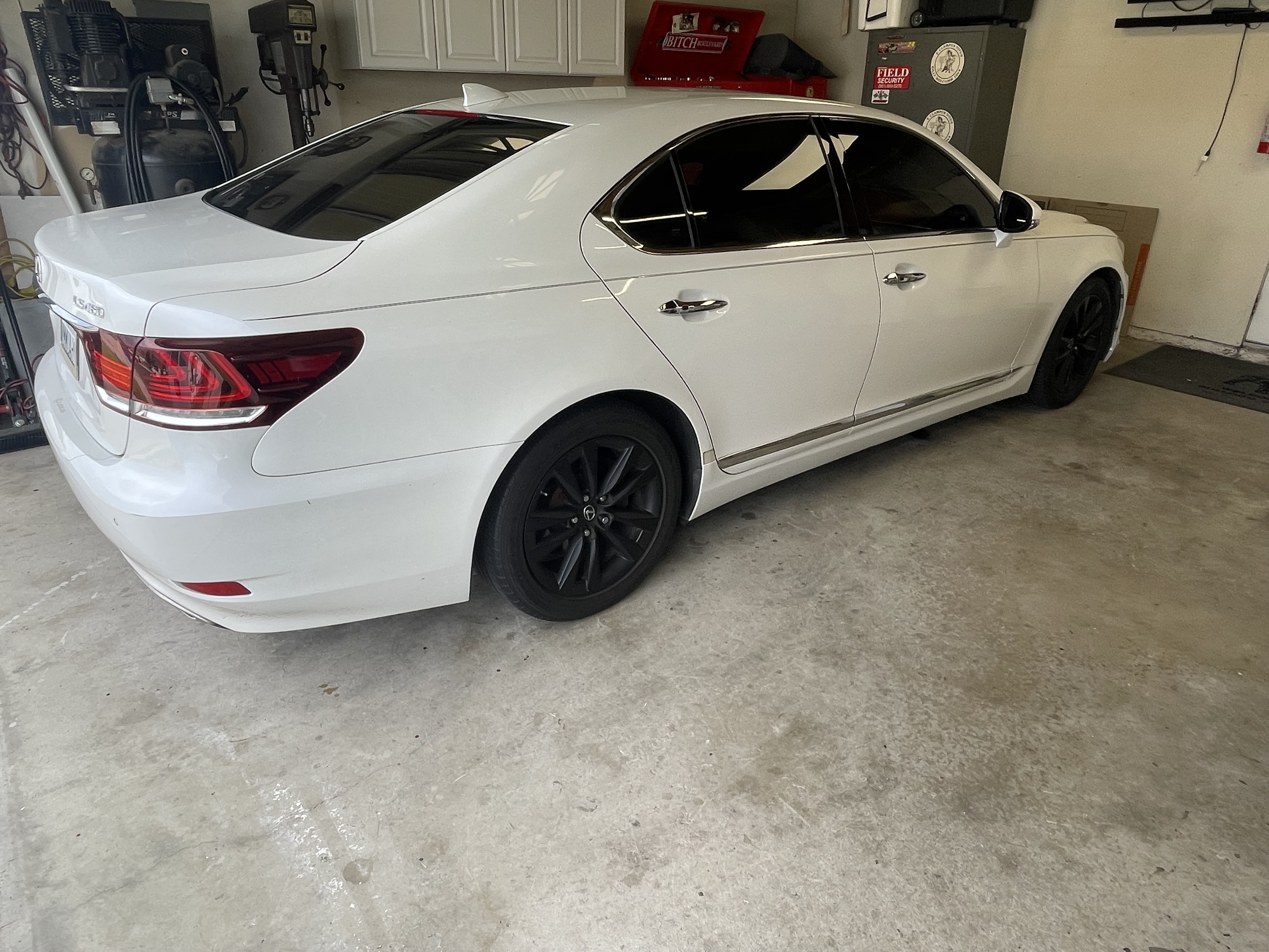 Used 2015 Lexus LS 460 w/ Comfort Package RWD image 2