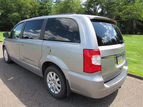 Used 2016 Chrysler Town & Country Touring FWD image 11
